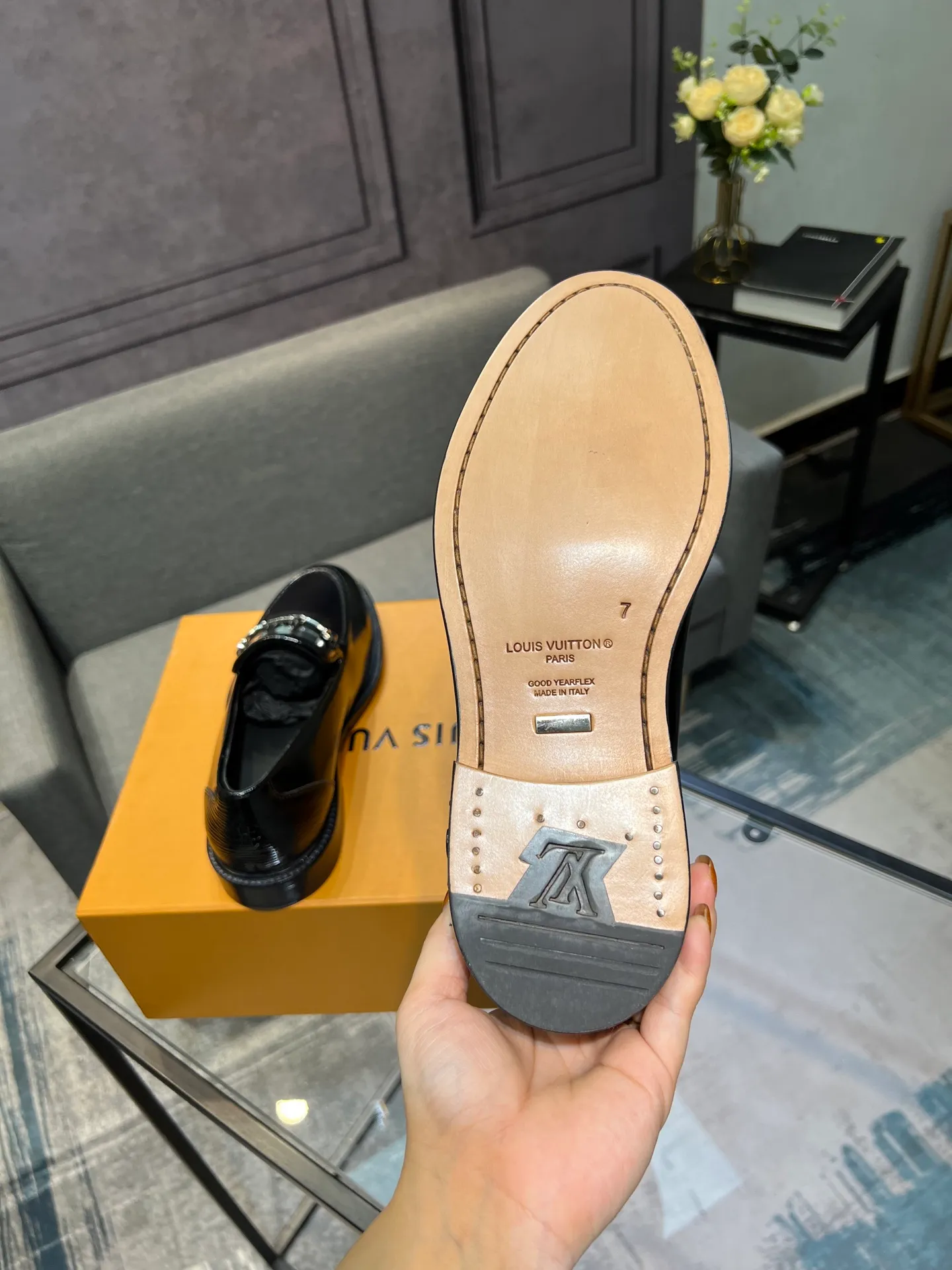 Men's shoes 💰1020 LV top luxury brand, high-quality men's business formal leather shoes, imported genuine leather soles! Customized imported leather, the first layer of open-edge beaded lacquered cowhide, the texture is incomparable, the imported cowhide lining, high-end high-end shoes, don't miss it! size:39-44 (Male 38 45 46 customized)